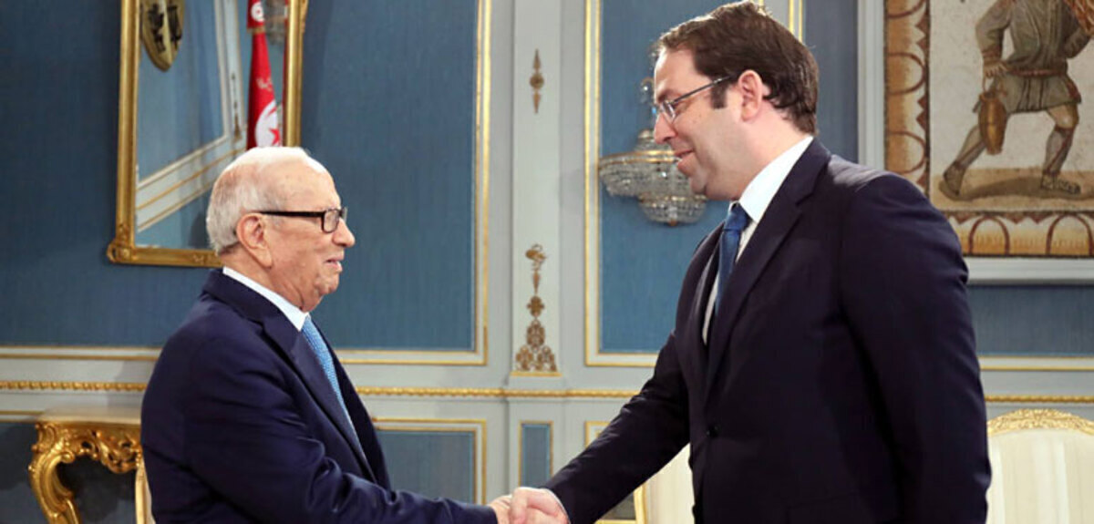 التونسيون يترقبون كلمة السبسي وسط آمال بحلحلة أزمة البلاد