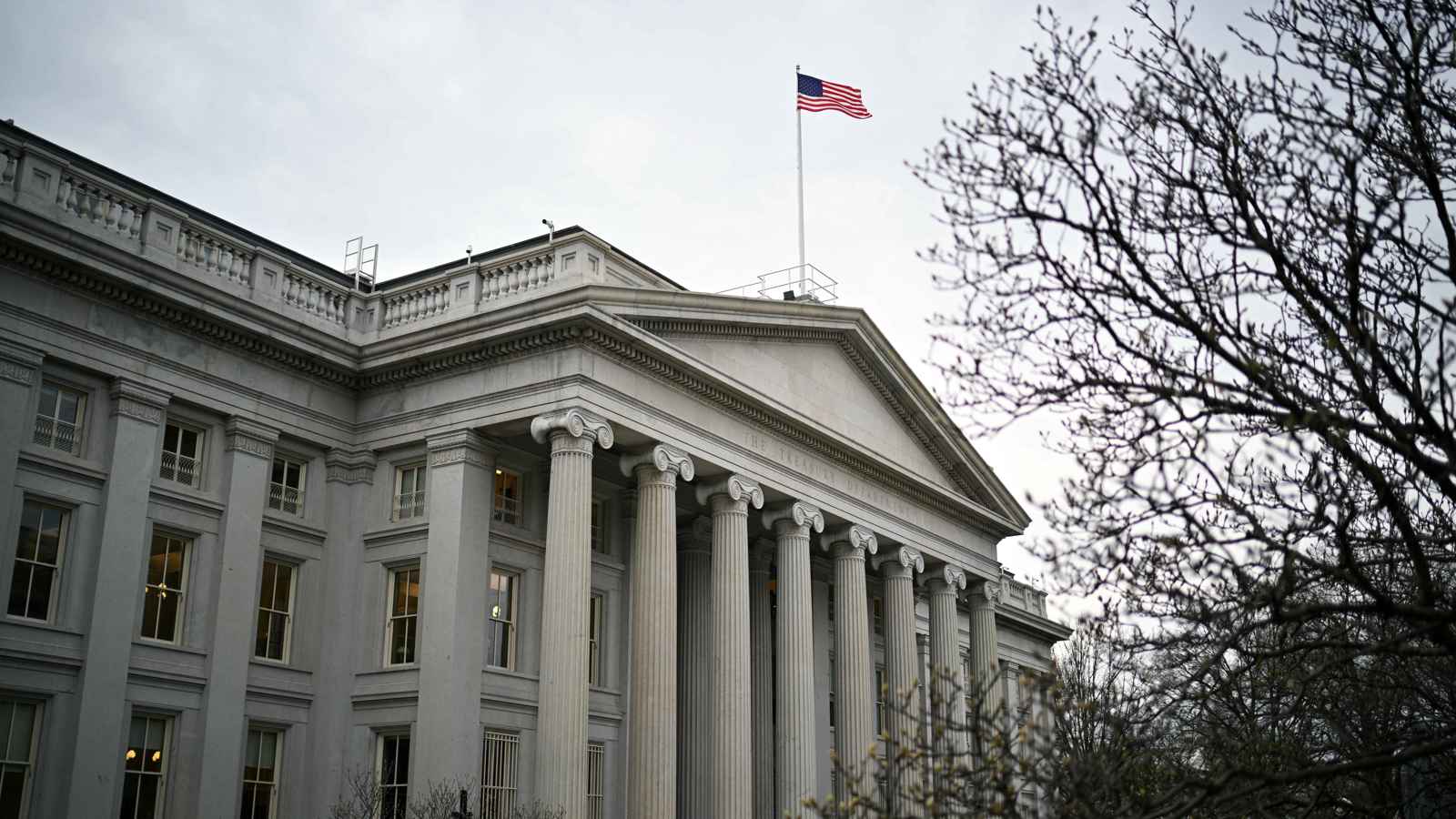 تزامنا مع اجتماع الشرع وترامب.. واشنطن تعلق بعض العقوبات على سوريا