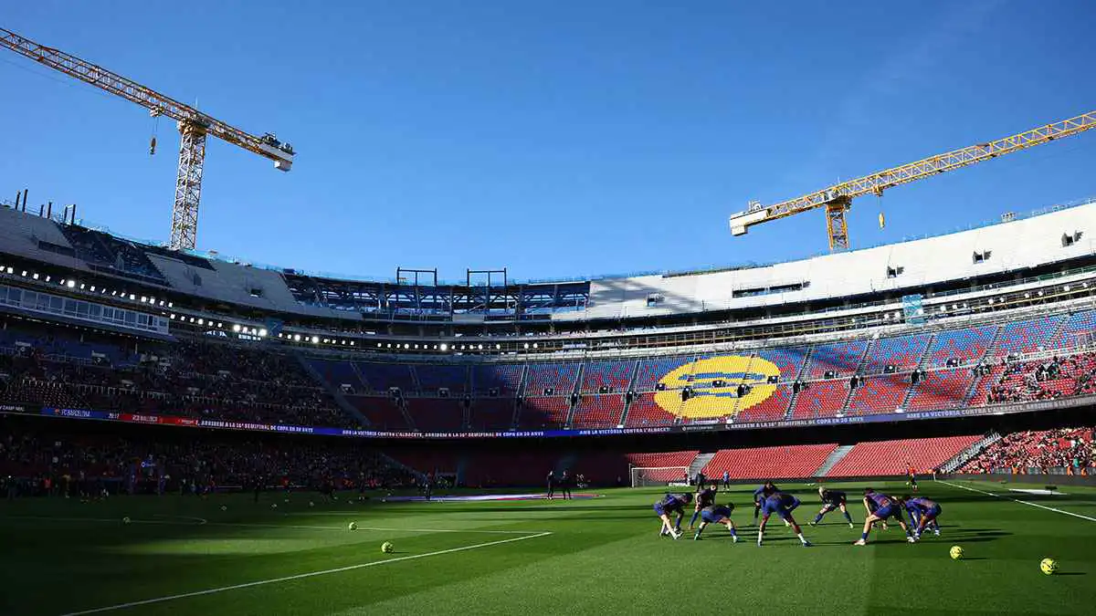 برشلونة يتأثر بالعاصفة.. سقوط جدار في المدينة الرياضية (فيديو)