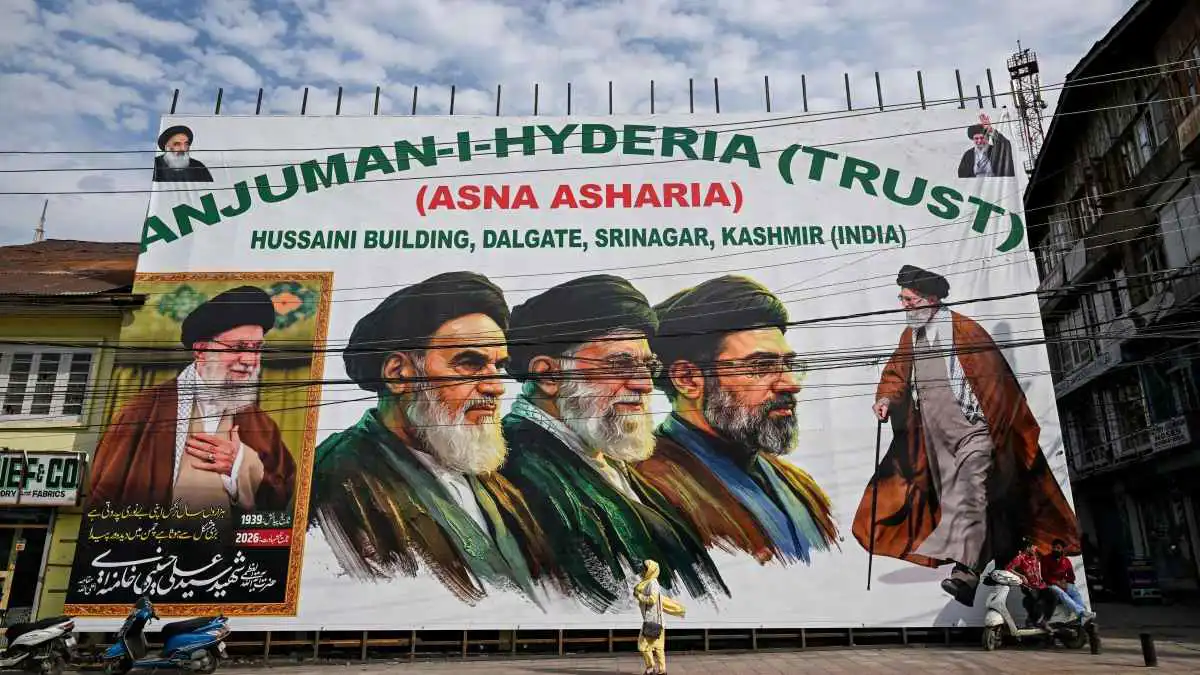 رسالة بوتين وجدارية كاشان.. هل يحكم الحرس الثوري باسم مجتبى؟