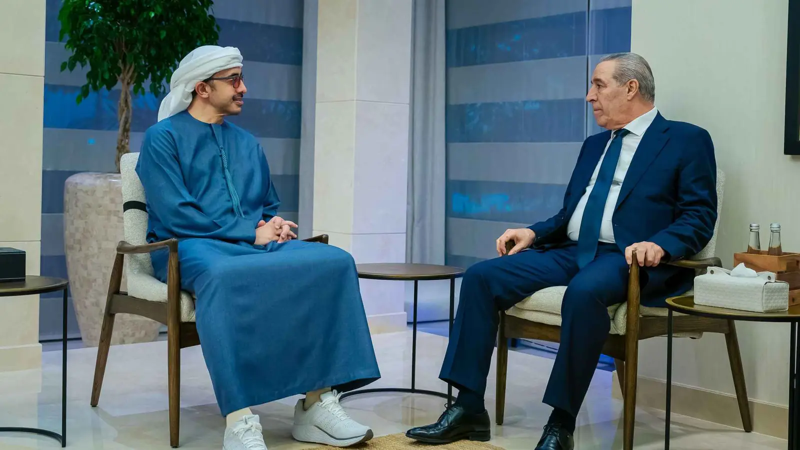 عبدالله بن زايد وحسين الشيخ يبحثان تطورات الأوضاع في المنطقة