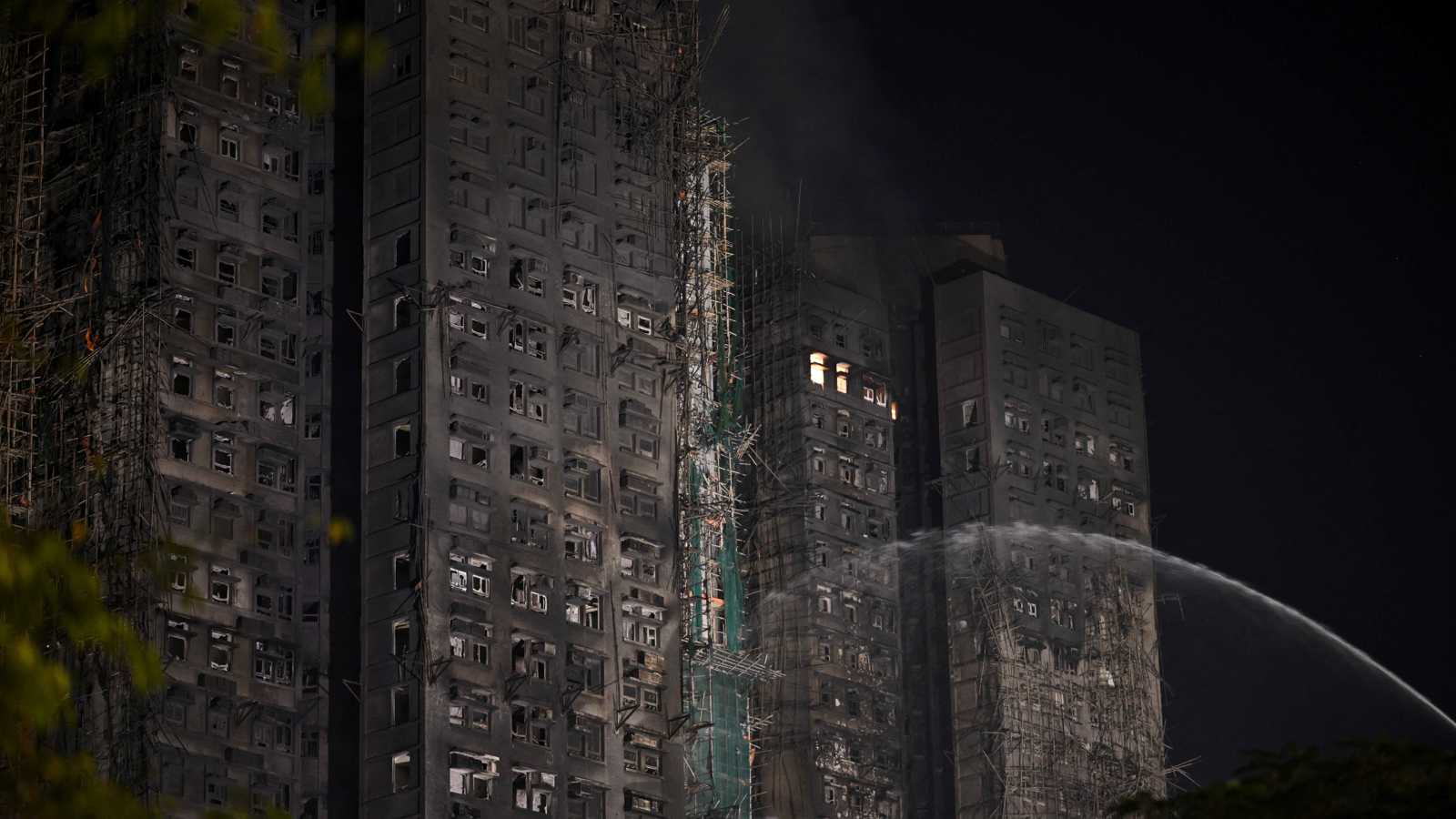 حريق هونغ كونغ يطيح بمسؤولين.. وارتفاع عدد الضحايا إلى 83 شخصاً