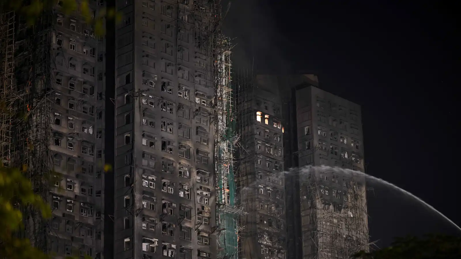 حريق هونغ كونغ يطيح بمسؤولين.. وارتفاع عدد الضحايا إلى 83 شخصاً