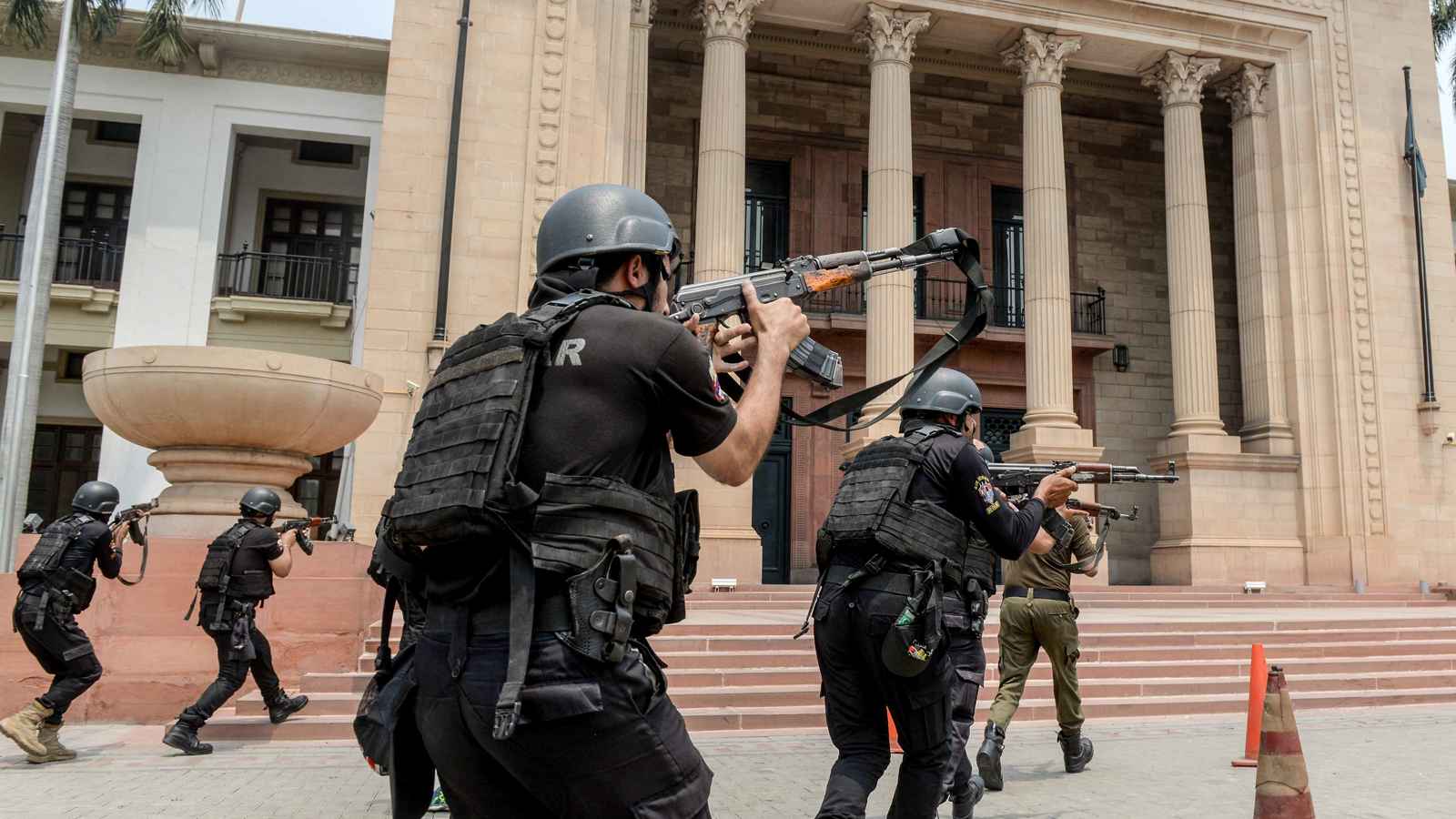 مقتل فتى وإصابة 9 أشخاص في اقتحام مسلحين مركزا للشرطة الباكستانية