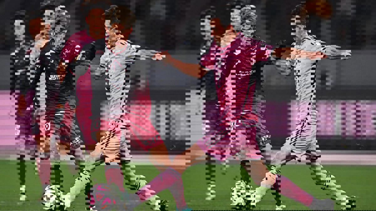 تدخل مروع على بوسكيتس من لاعب فيسيل كوبي (فيديو)