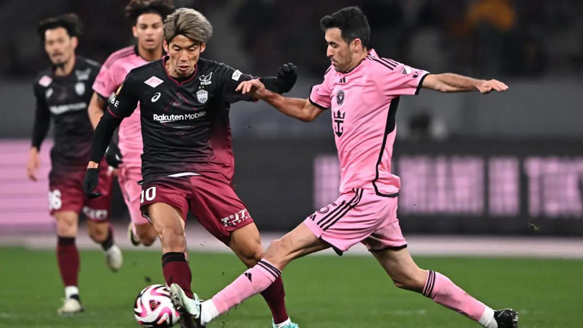 تدخل مروع على بوسكيتس من لاعب فيسيل كوبي (فيديو)