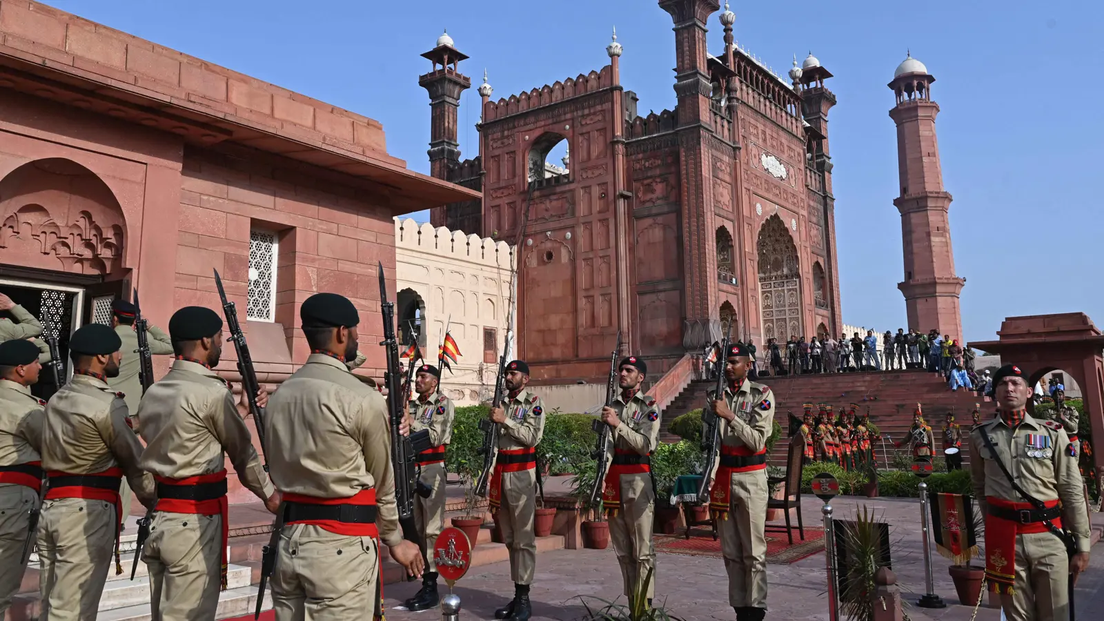 بعد هجوم انتحاري بسيارة.. مقتل 13 جنديا شمال غرب باكستان