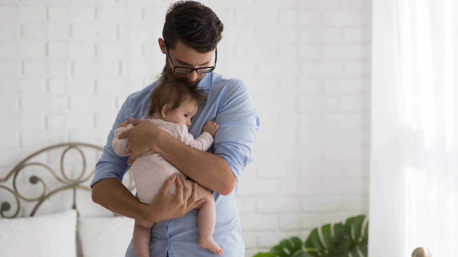 التعلق المفرط.. كيف تتعامل مع تفضيل الطفل لأحد الوالدين؟