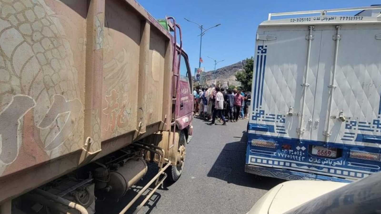 وفاة ضابط مرور "دهسا" أثناء  تأدية عمله في عدن (فيديو)