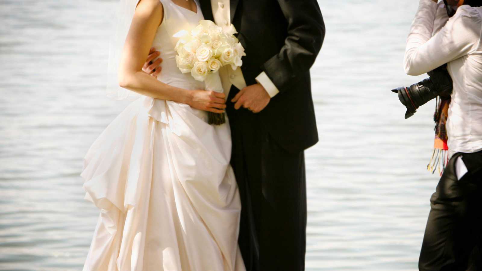 صورة زفاف تُقود مصورا إلى السجن