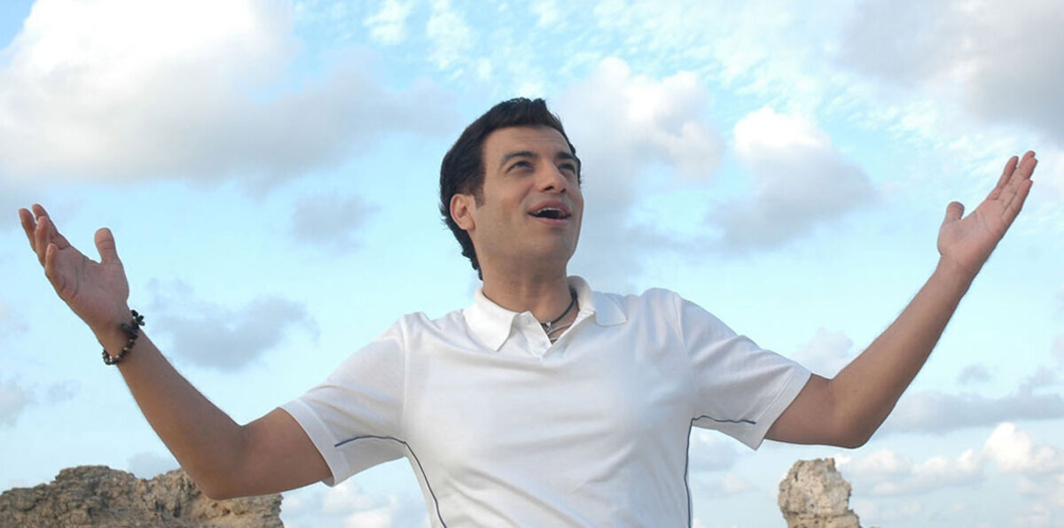 إيهاب توفيق: الإخوان هددوني بالقتل بسبب أغنية "تسلم الأيادي" (فيديو)