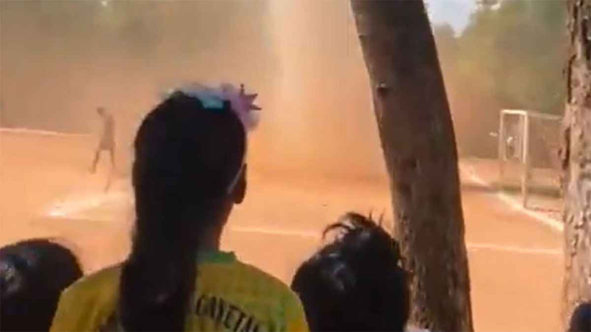 مشهد خيالي.. إعصار ترابي مخيف يجبر اللاعبين على الهروب من مباراة كرة قدم (فيديو)