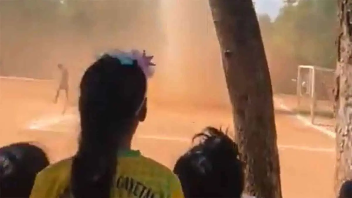 مشهد خيالي.. إعصار ترابي مخيف يجبر اللاعبين على الهروب من مباراة كرة قدم (فيديو)