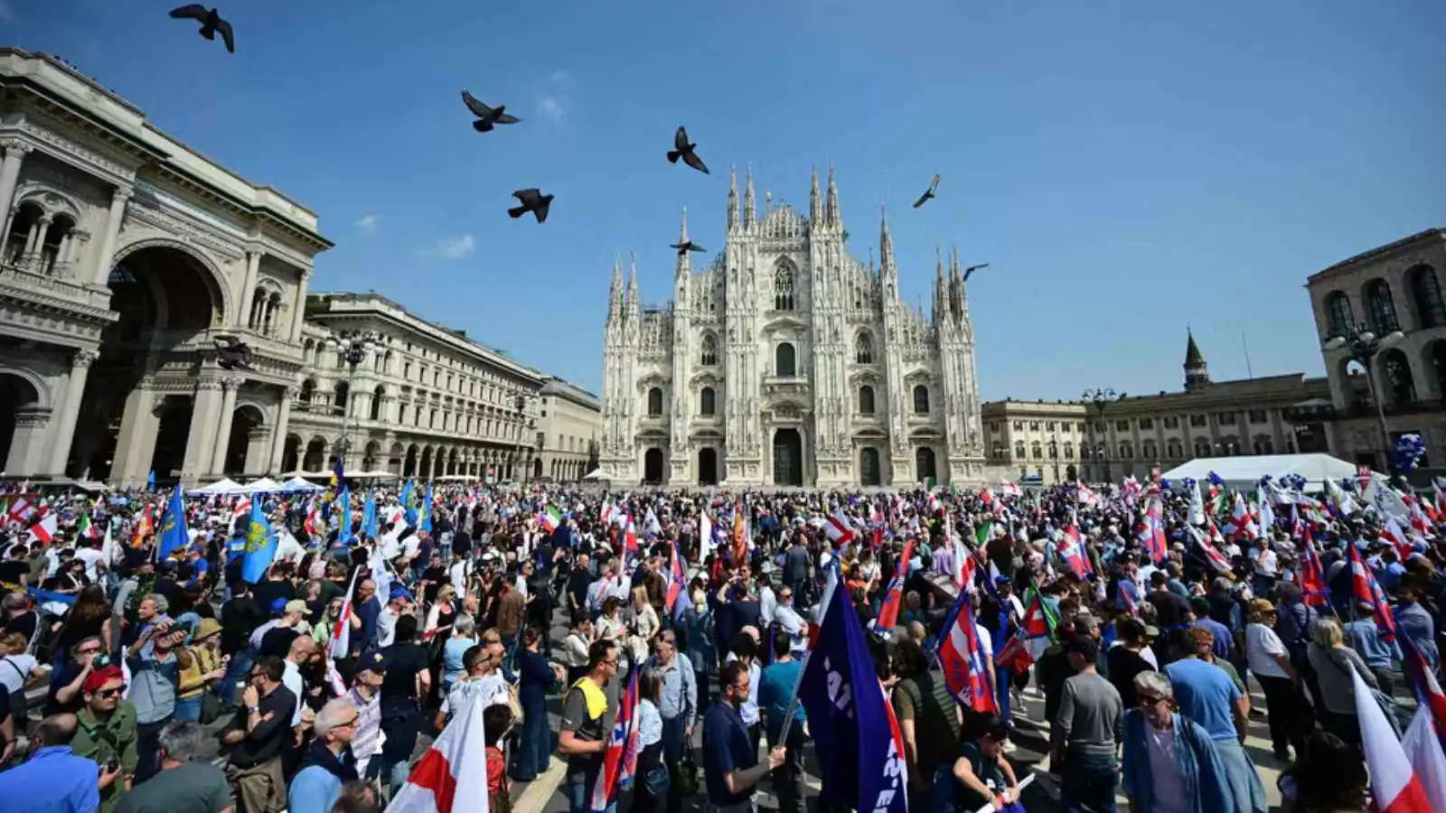 "إعادة المهاجرين".. من هتاف في ميلانو إلى برنامج طرد أوروبي