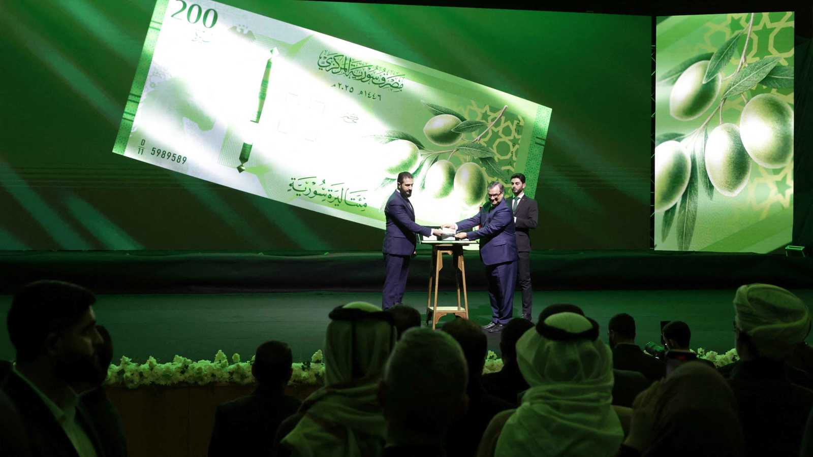 سوريا.. توضيح آلية الشراء بالعملتين القديمة والجديدة (فيديو)