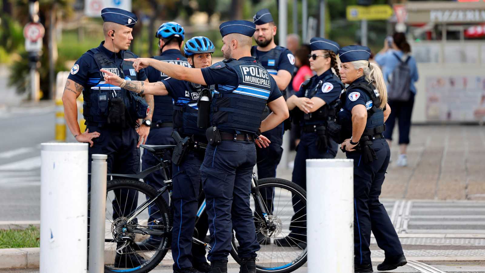 العثور على رؤوس خنازير خارج عدة مساجد في باريس