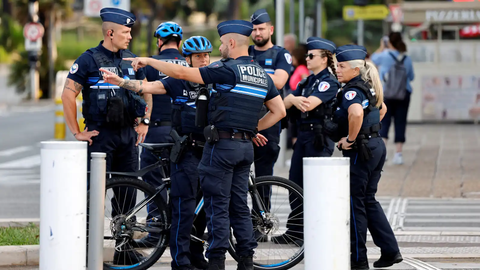 العثور على رؤوس خنازير خارج عدة مساجد في باريس