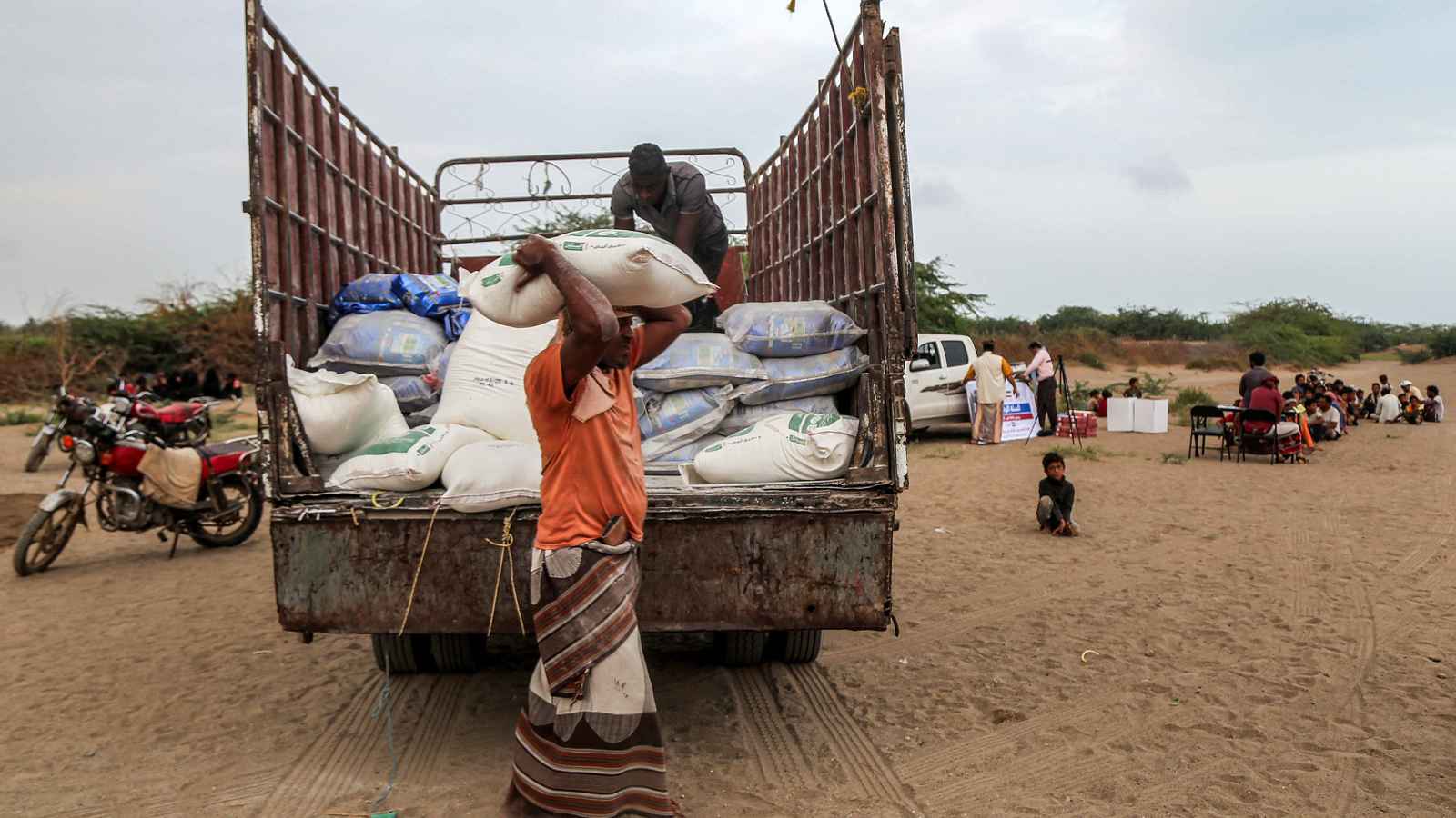 اليمن.. تسريح عشرات الموظفين الإغاثيين في مناطق الحوثيين