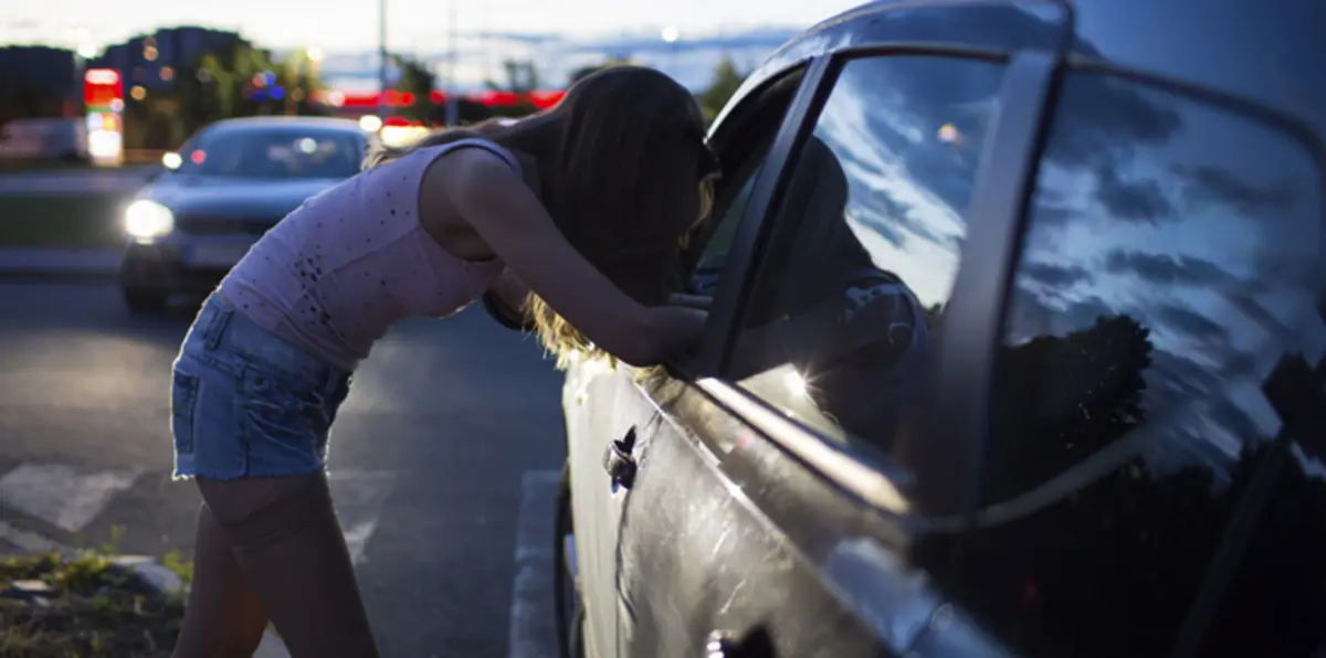 دبي.. أم تجبر طفلتها على الدعارة "لتأمين تكاليف الحج"