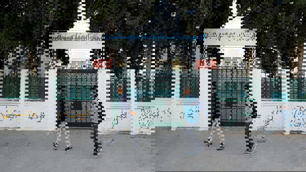 إضراب عام في المدارس وانقسام نقابي في تونس