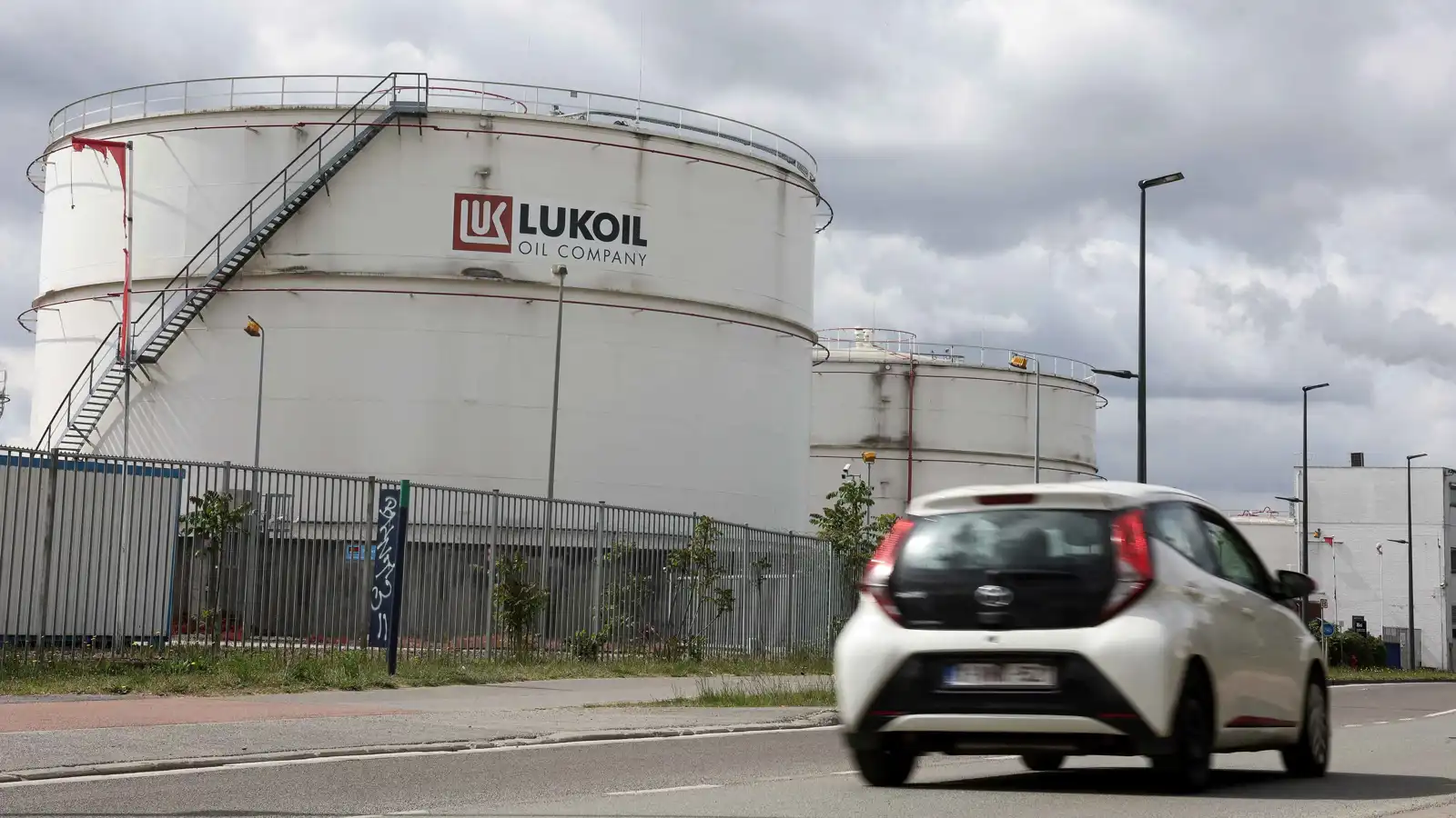 الولايات المتحدة تعلن تعليق بعض عقوباتها على شركة نفط روسية