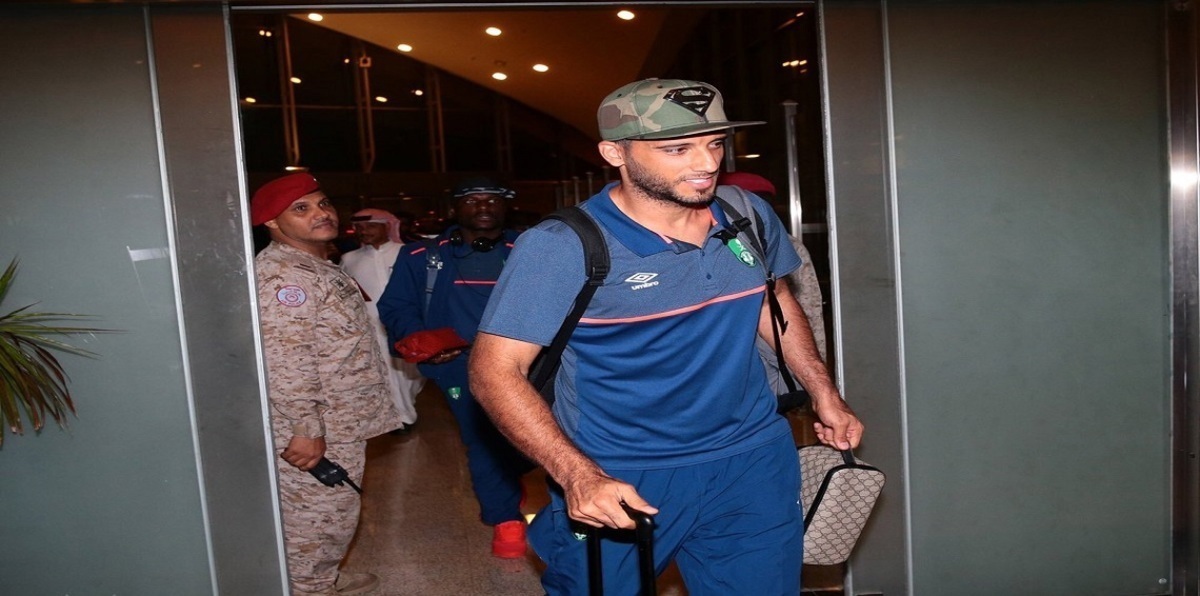 هل اعتدى عمر السومة على مشجع لناديه الأهلي السعودي؟ (فيديو)