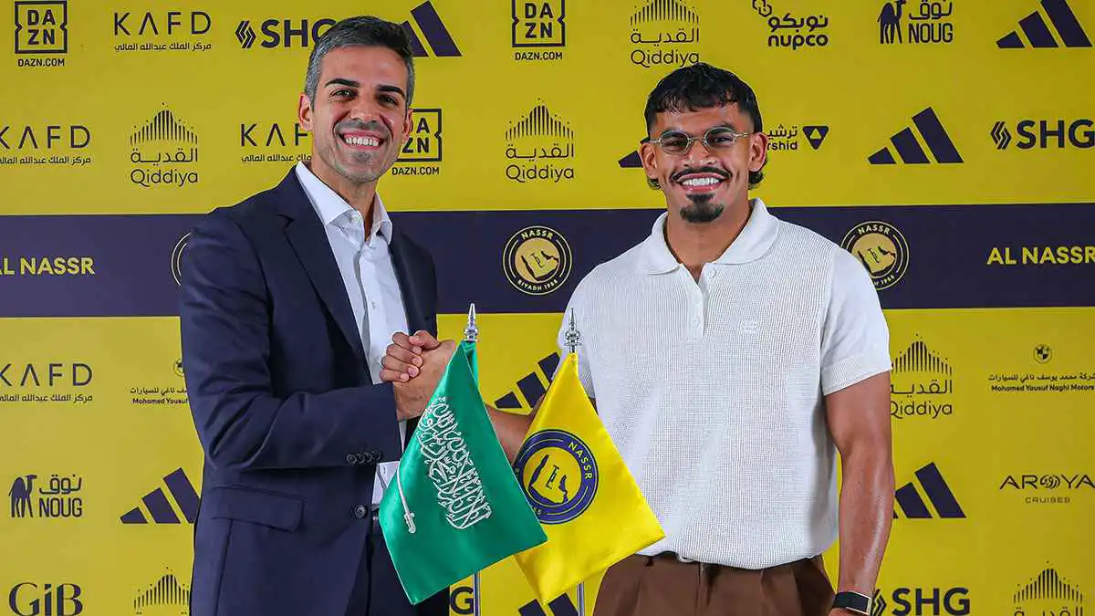 كم دفع النصر السعودي للتعاقد مع سعد الناصر وهارون كمارا؟