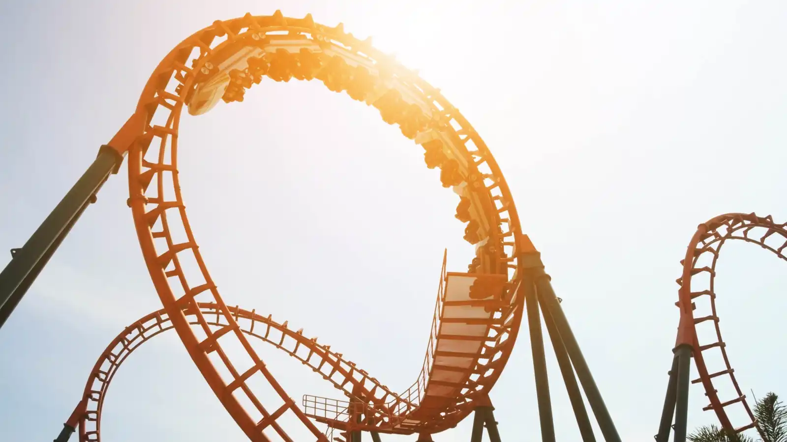 مصرع امرأة إثر سقوطها من لعبة في مدينة ملاهٍ بكولومبيا (فيديو)