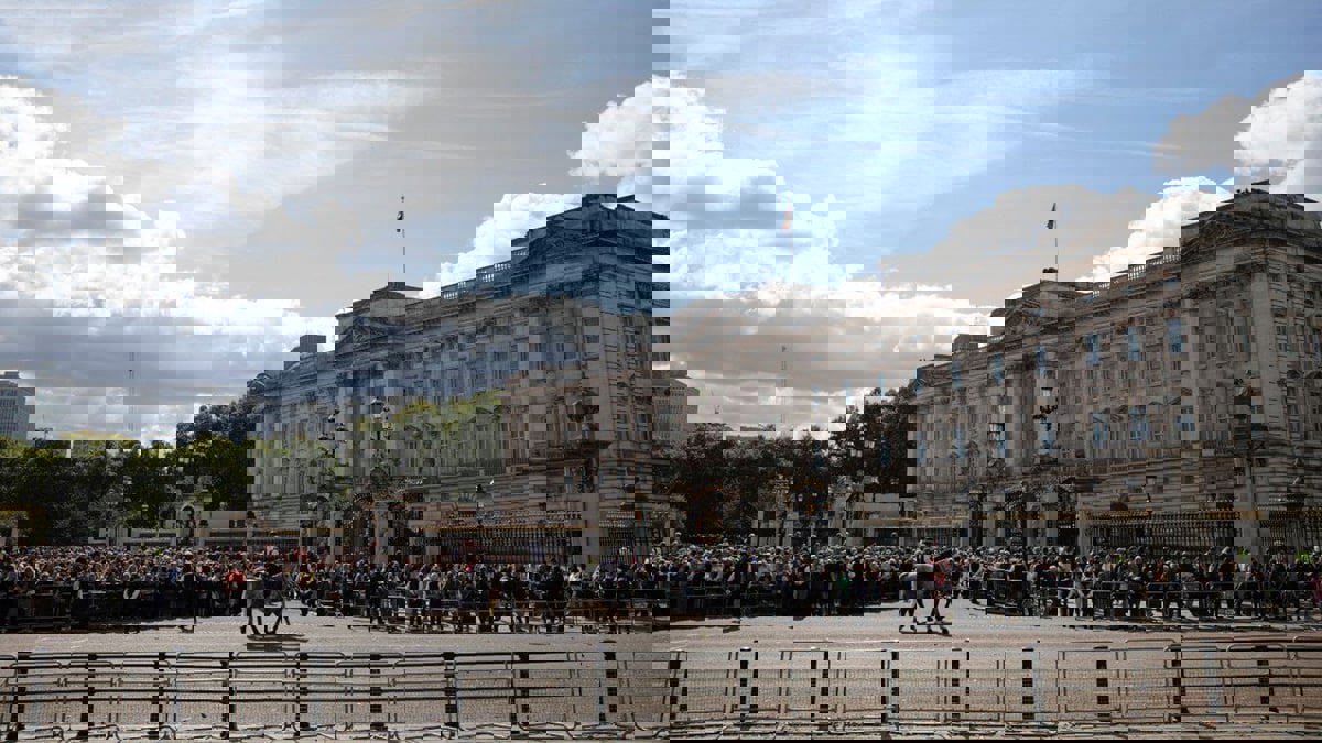 قصر باكنغهام ينشر صورة لقبر الملكة إليزابيث