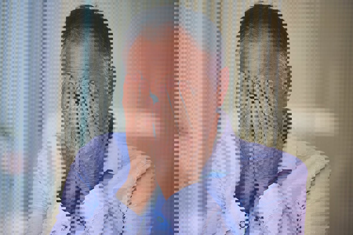 أنفه الضخم أفقده عمله ومنعه من مغادرة منزله لسنوات (صور)