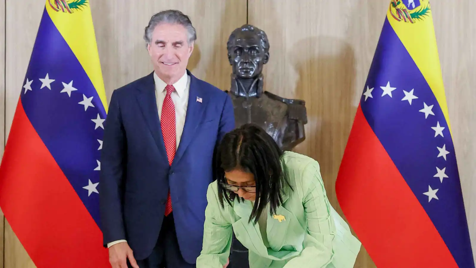 ترامب "يقرر" ورودريغيز "تقر".. غاز فنزويلا بديلاً عن الروسي