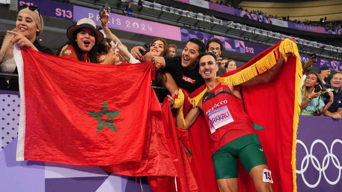 سفيان البقالي يحتفل بإنجازه البطولي في الأولمبياد بطريقة مثيرة (صور)