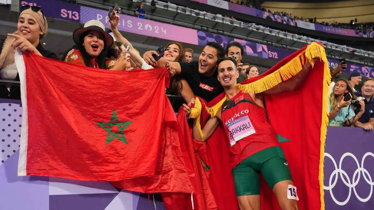 سفيان البقالي يحتفل بإنجازه البطولي في الأولمبياد بطريقة مثيرة (صور)