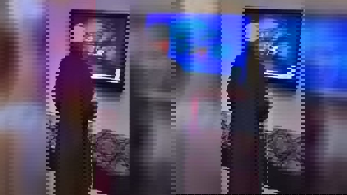 إشادة واسعة بمسن سعودي وقف أمام التلفاز لتقديم القهوة لمذيع العربية