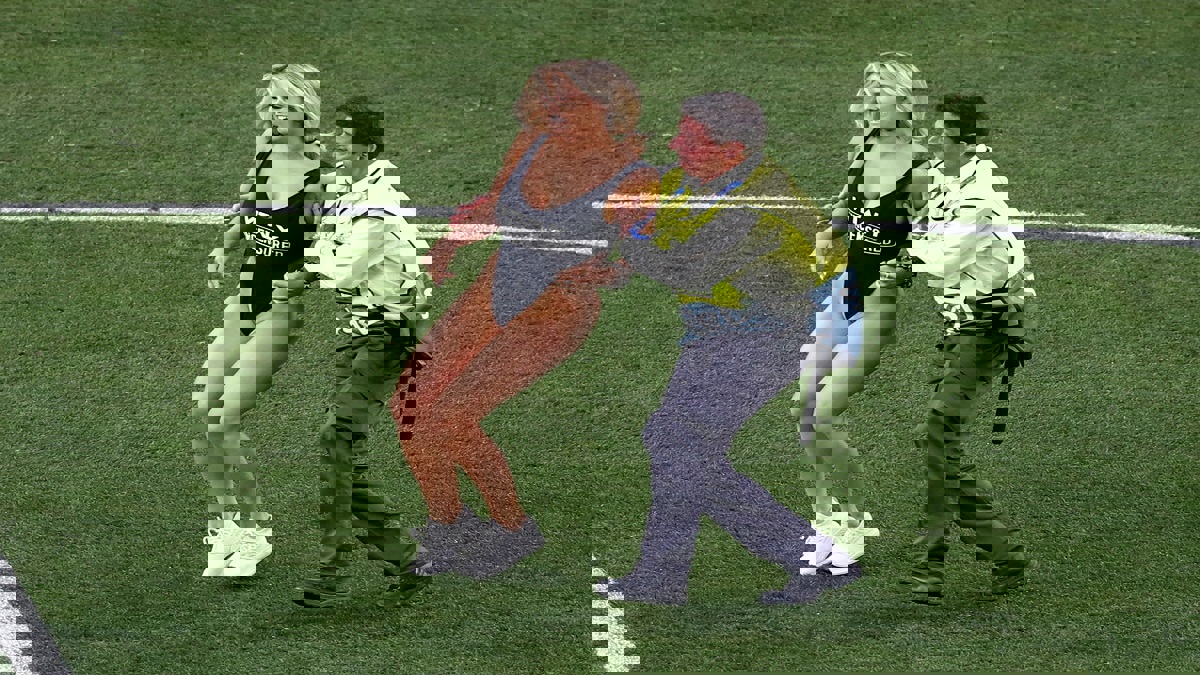 مباراة ليفربول وتوتنهام.. فتاة تقتحم الملعب بالمايوه (فيديو)