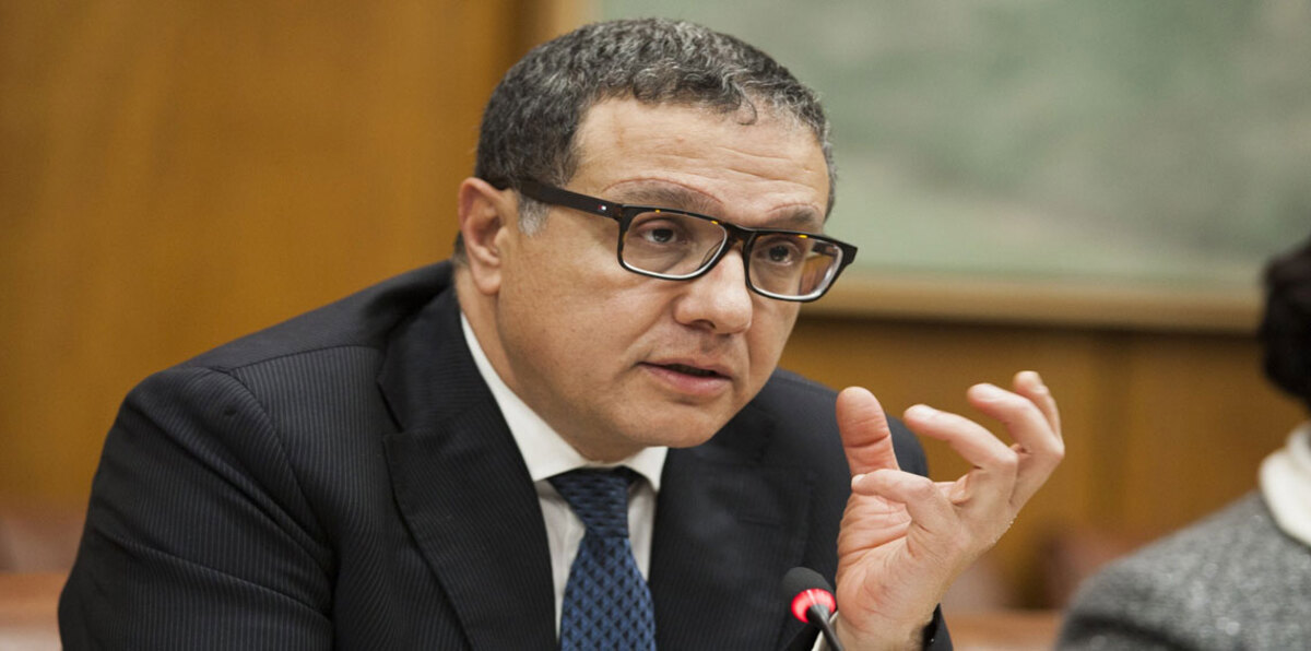 الحكومة المغربية ترفض التعليق على إقالة الملك لوزير الاقتصاد