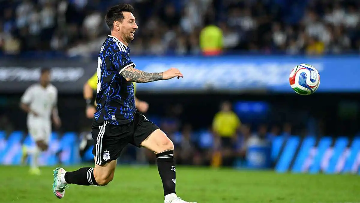 بعد منافسة بين لاعبي منتخب موريتانيا.. مَن اللاعب الذي حصل على قميص ميسي؟(فيديو)