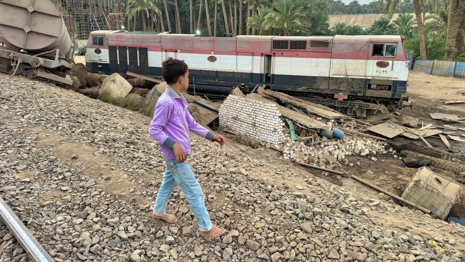 "مؤثر".. طالبتان تتحولان إلى أشلاء تحت عجلات القطار (صورة)