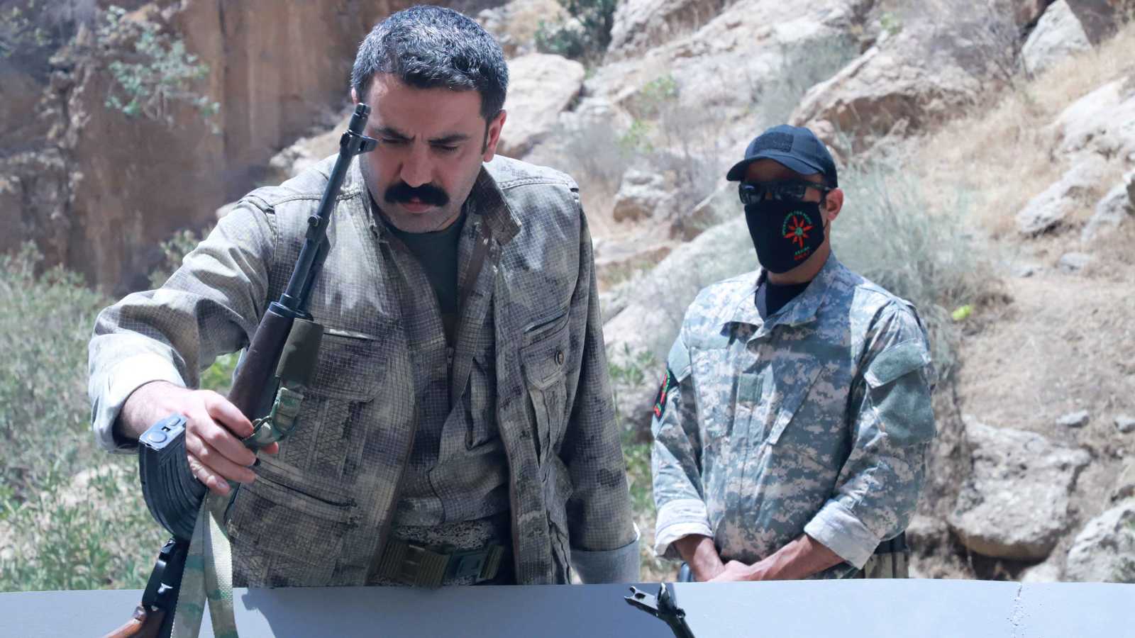 تركيا.. إحراق سيارة قبيل اجتماع بشأن حل "العمال الكردستاني" (فيديو)