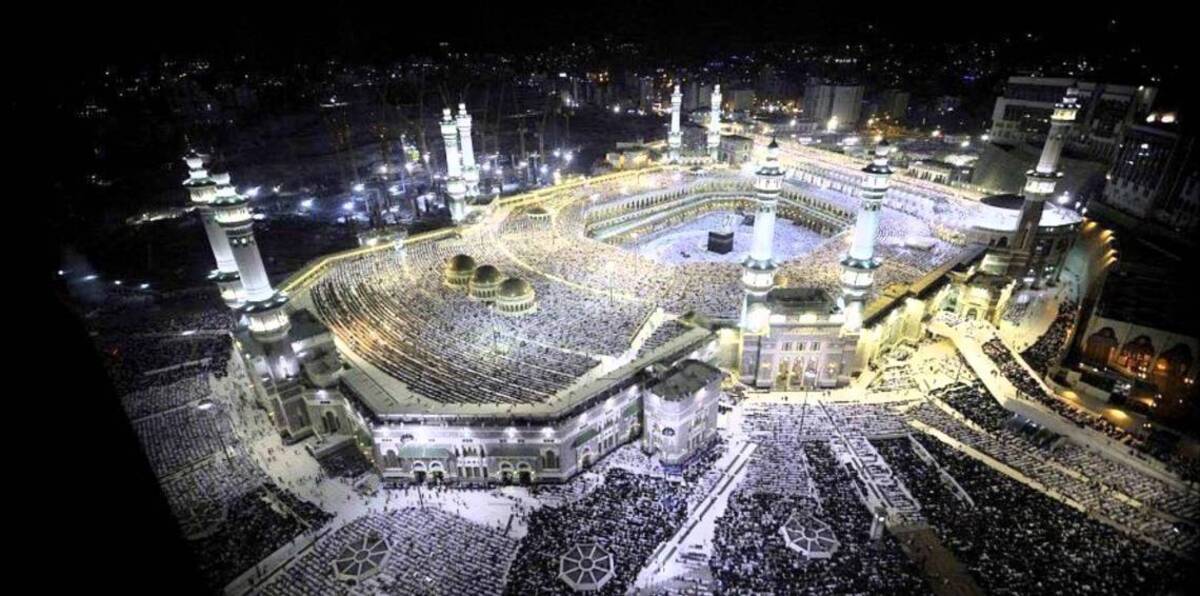 بالفيديو.. شاهد ماذا فعل رجل في الحرم المكي ليحمي زوجته من الأمطار