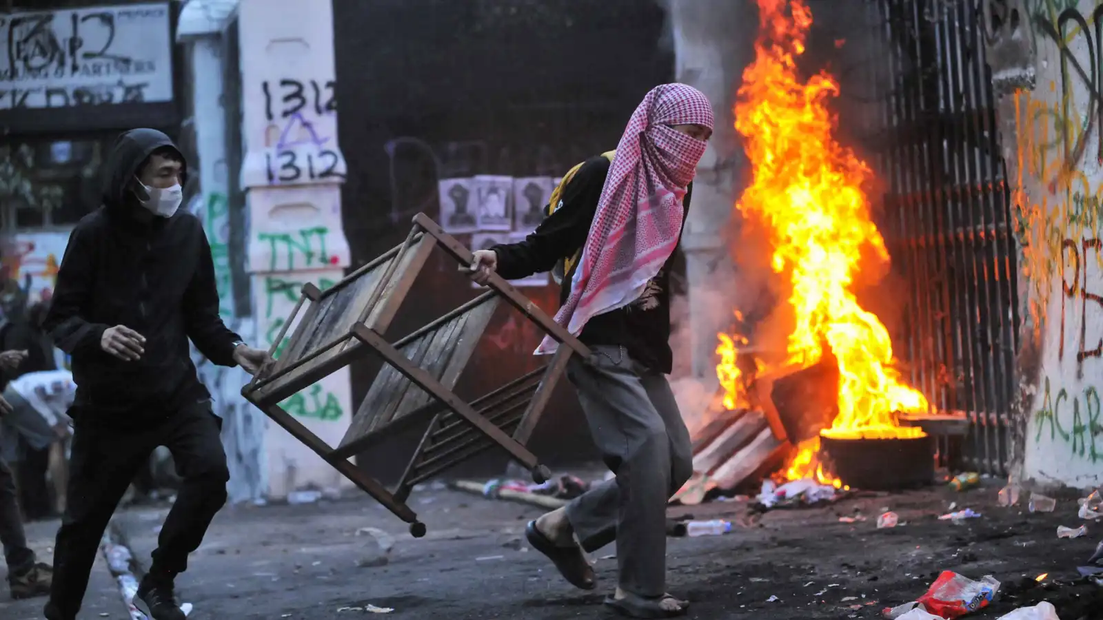 "احتجاجات النفقات" تشعل إندونيسيا (فيديو)