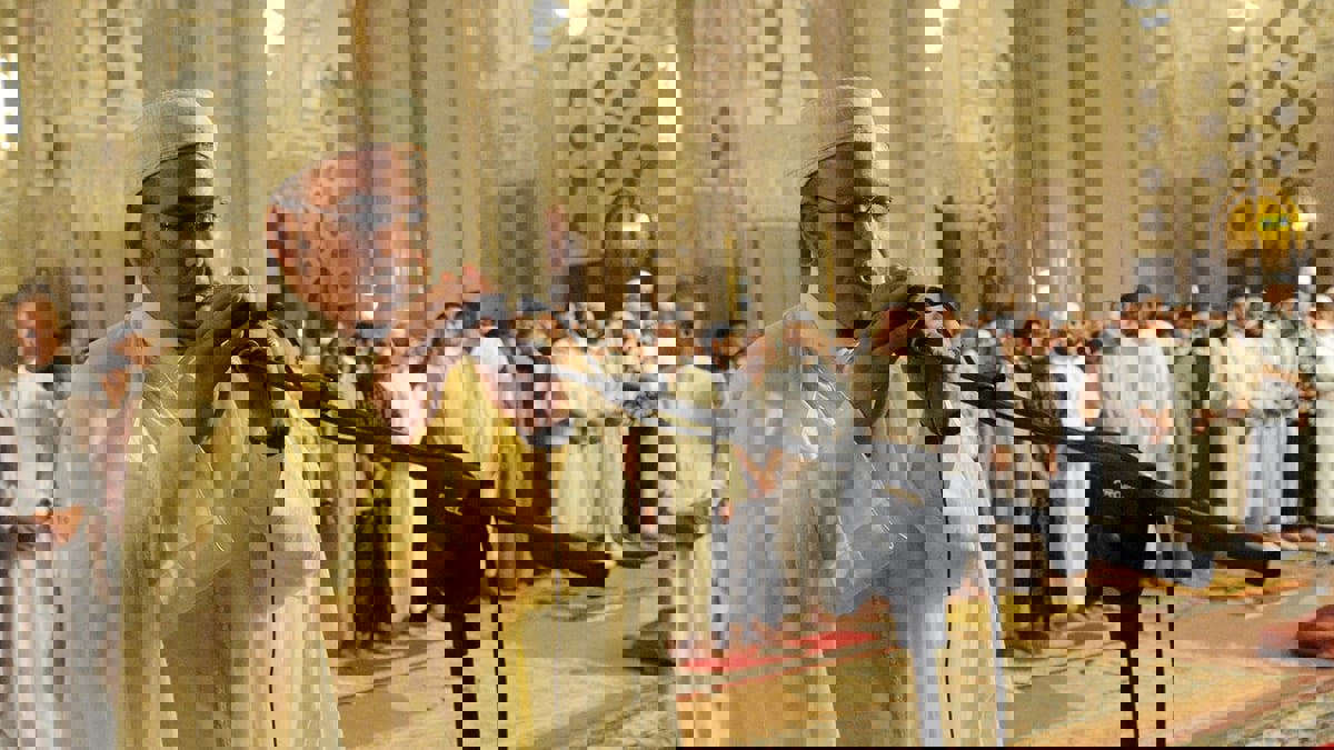 عمر القزابري.. الإمام المغربي الذي أسر قلوب المصليين