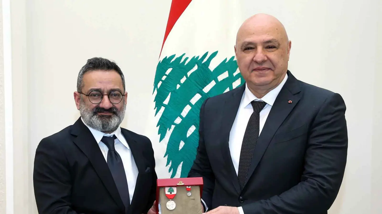 جورج خباز يكشف لـ"إرم نيوز" كواليس حصوله على "وسام الاستحقاق"