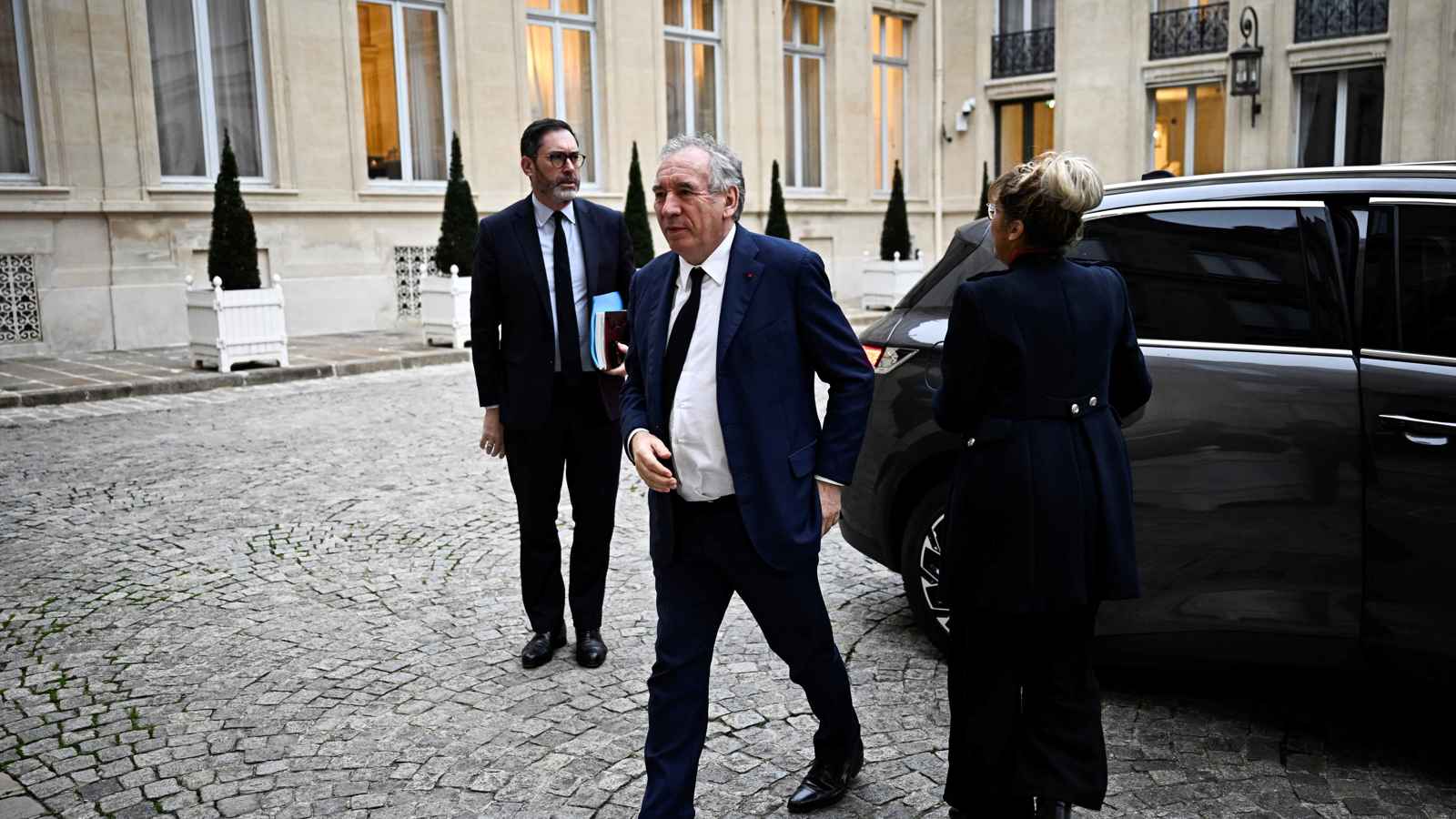 فرنسا.. تصريحات رئيس الوزراء حول المهاجرين تعقّد مفاوضات الميزانية