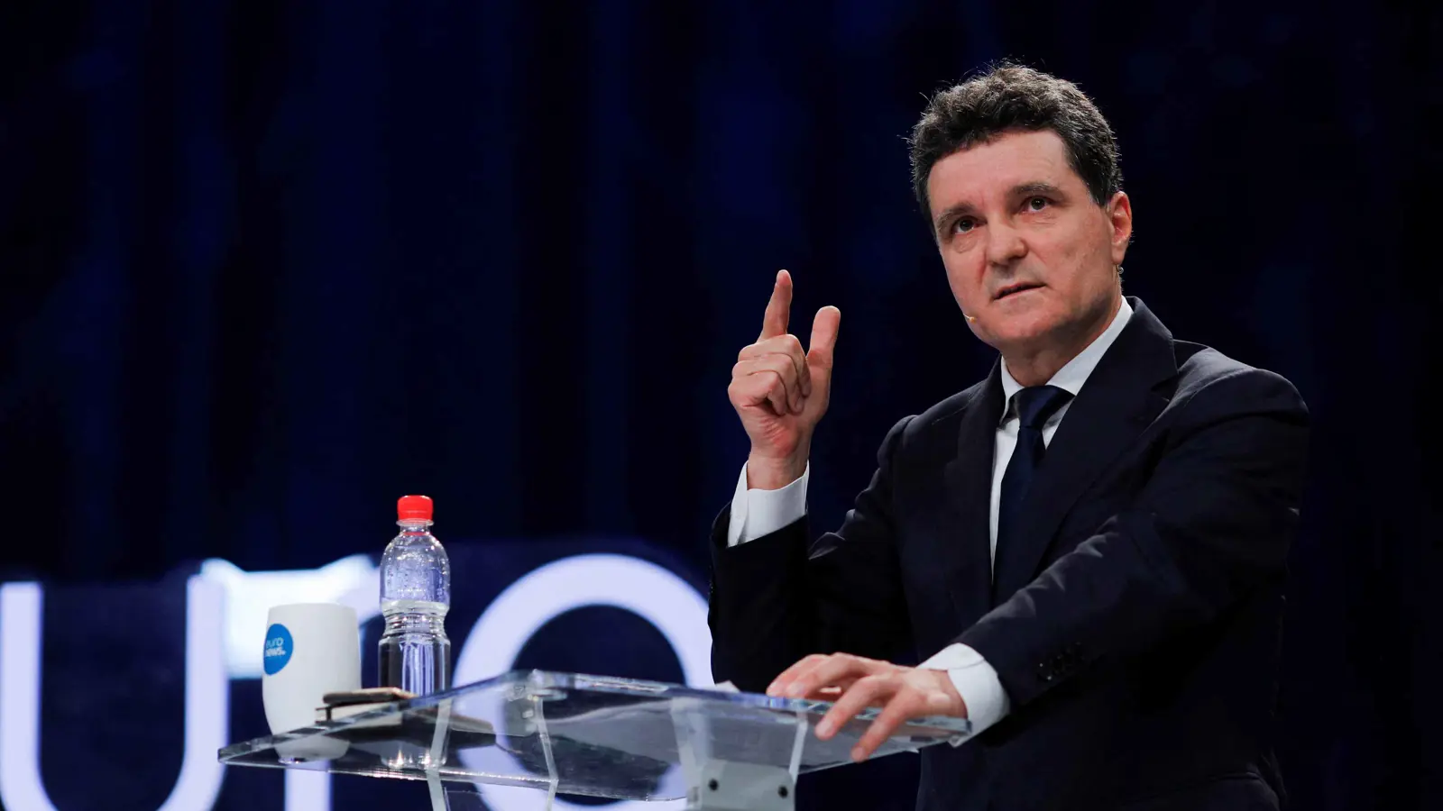 اليمين المتطرف يترقّب.. هل ينجو رئيس رومانيا الجديد من فخ البرلمان؟