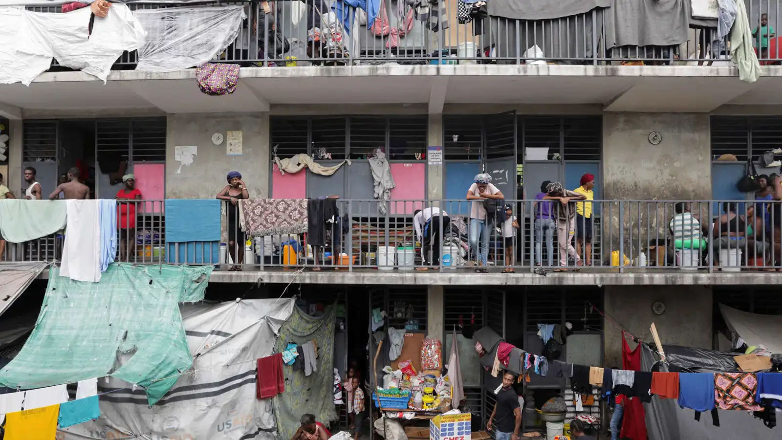 فرار جماعي وبيوت محترقة.. العصابات تشن هجوماً واسعاً في هايتي