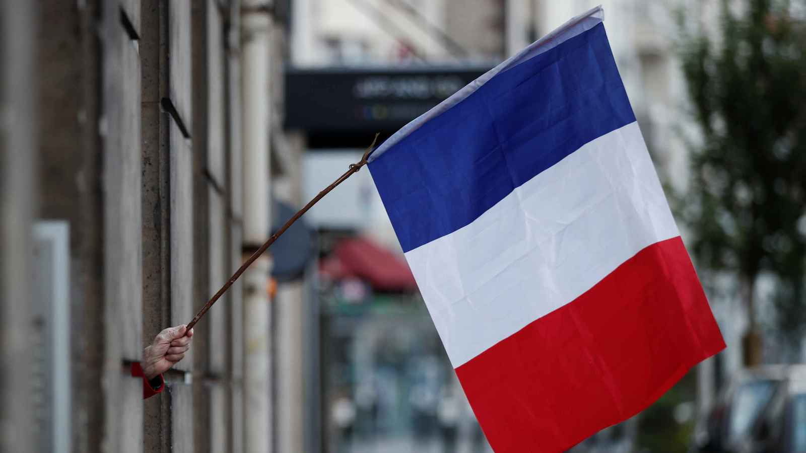 صدمة مالية وتهميش.. فرنسا تواجه أزمات متصاعدة