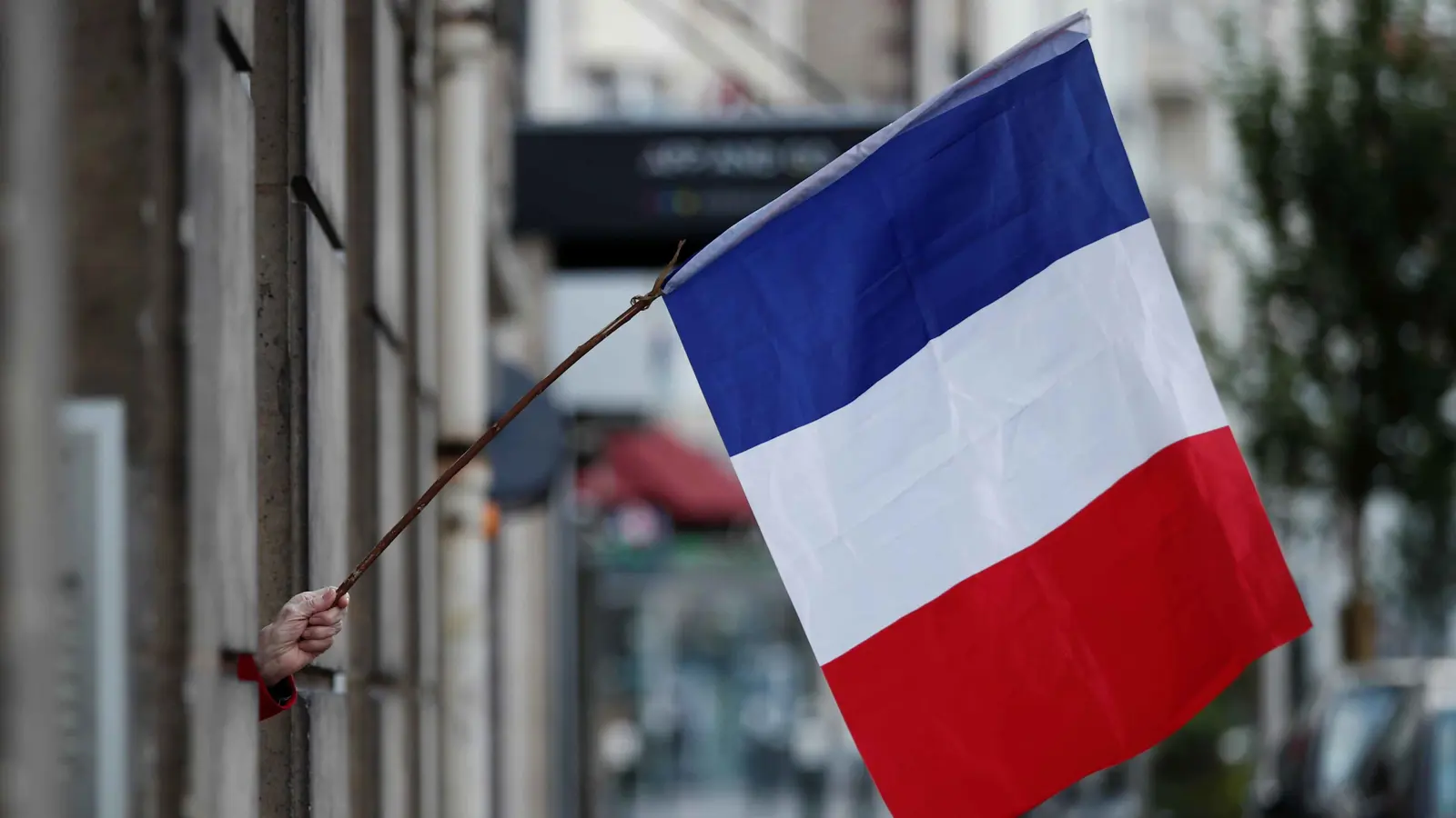 صدمة مالية وتهميش.. فرنسا تواجه أزمات متصاعدة