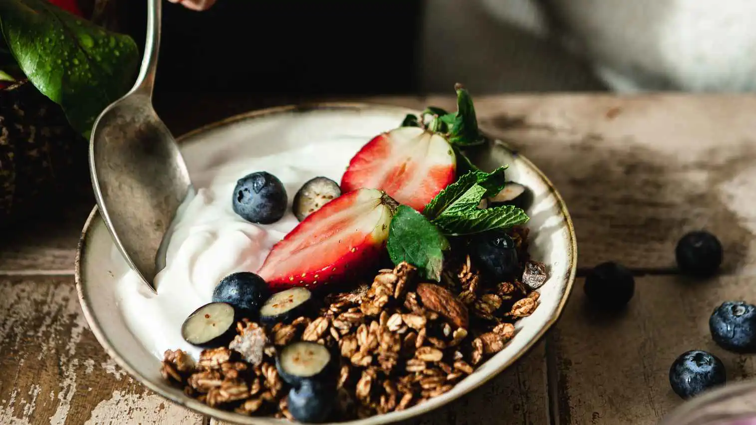 اللبن اليوناني أم التقليدي.. أيهما الأفضل لصحتك؟