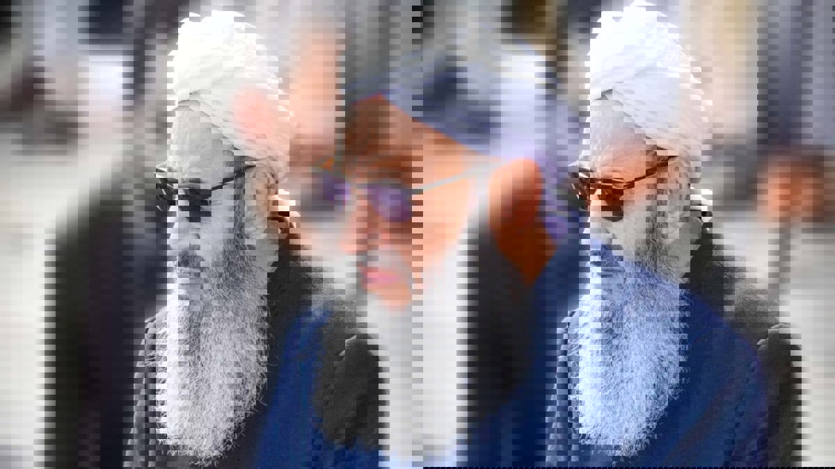 إيران توقف موكب زعيم السنة في بلوشستان بذريعة حمل السلاح